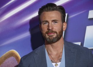Chris Evans vorbeste despre criticile homofobe pentru un sarut lesbian in filmul „Lightyear”: „Acesti oameni sunt idioti”