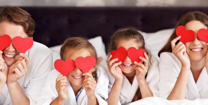 Cum sa gestionezi Ziua Indragostitilor si disfunctiile familiei fara a innebuni